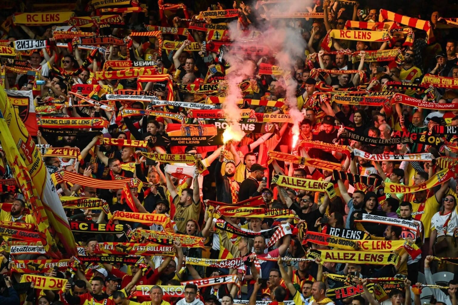 Lens taraftarları, Stade Bollaert-Delelis tribünlerinde